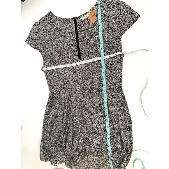 Urban Outfitters Kimchi Blue Daisy Print Black White Romper Fit & Flare Size 4 - Picture 5 of 6